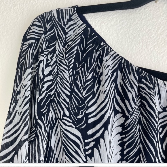 Club Monaco One-Shoulder Blouse Flare Cuffs
Palm printed size XS - Picture 4 of 16